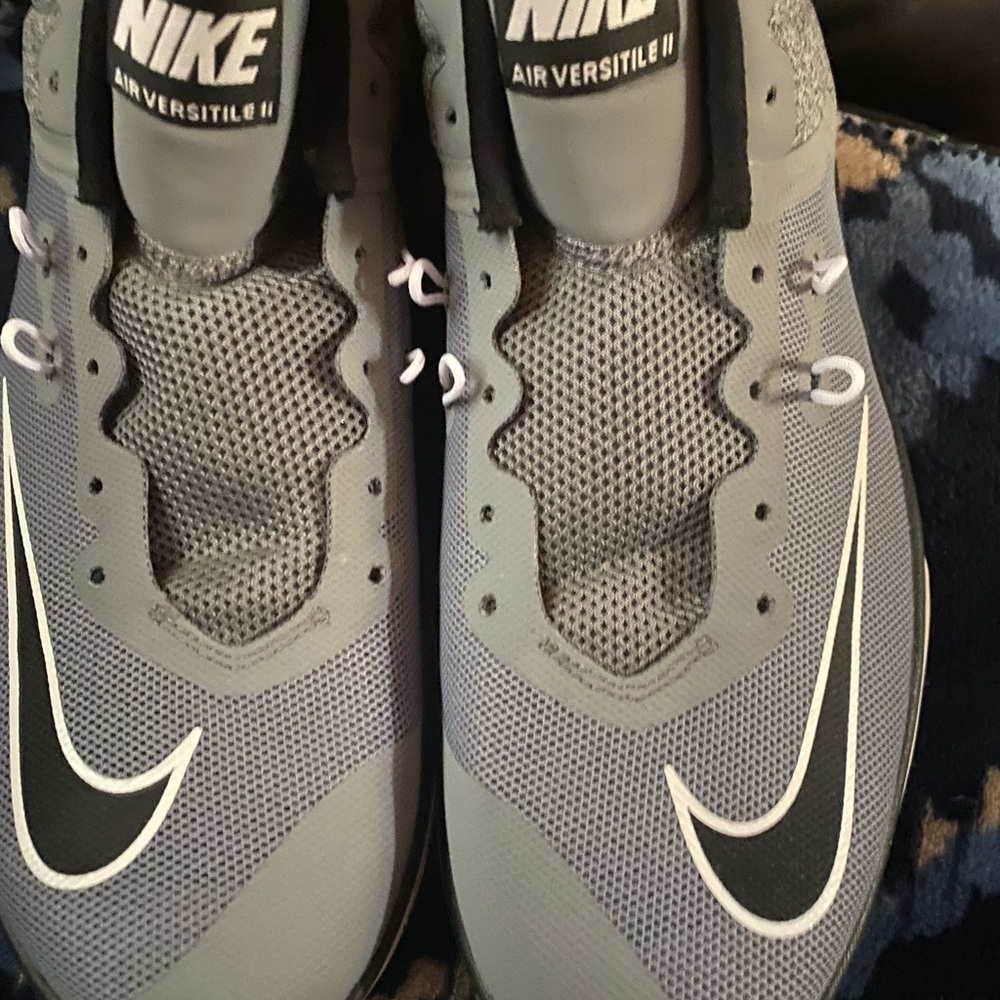 Nike Air Versitile II men’s sneakers size 8.5 gray